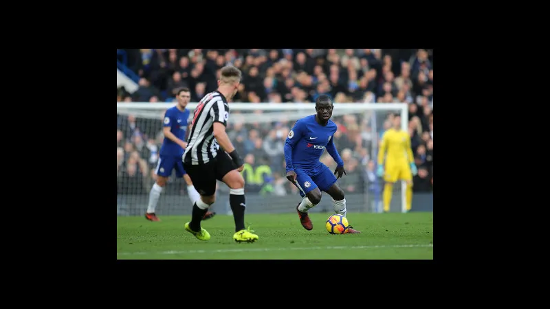 Cầu thủ Newcastle với sự quyết tâm, vươn lên chống chọi với cầu thủ Chelsea trong trận đấu Cầu thủ Newcastle với sự quyết tâm, vươn lên chống chọi với cầu thủ Chelsea trong trận đấu