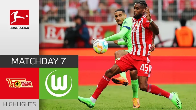 Cầu thủ của Wolfsburg đang tạo khoảng trống để nhận bóng từ đồng đội trước sự truy cản của…