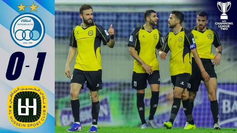Cầu thủ Al Hussein và Esteghlal đang tranh chấp quả bóng trên sân cỏ Cầu thủ Al Hussein và Esteghlal đang tranh chấp quả bóng trên sân cỏ