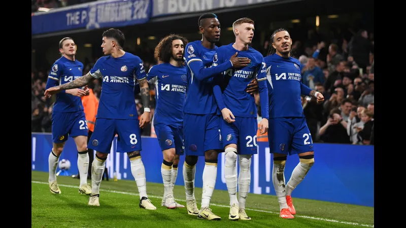 Cầu thủ Chelsea và Leeds United tranh chấp một pha phạt góc