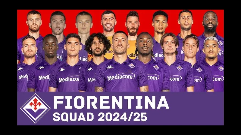 Cầu thủ Jagiellonia và Fiorentina tranh chấp bóng trên sân